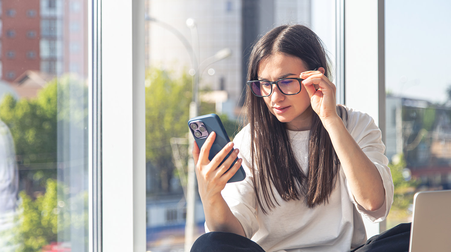 Awas! Ini Dia Dampak Tersembunyi Gadget pada Kesehatan Mata Anda & Cara Melindunginya