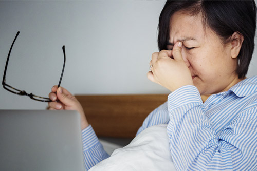 Mata Lelah: Kenali Gejalanya dan Lindungi Penglihatan Anda di Era Digital