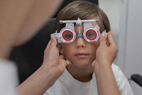 Bukan Cuma Lansia! Kenali Penyebab dan Tanda-Tanda Rabun Dekat pada Anak-Anak