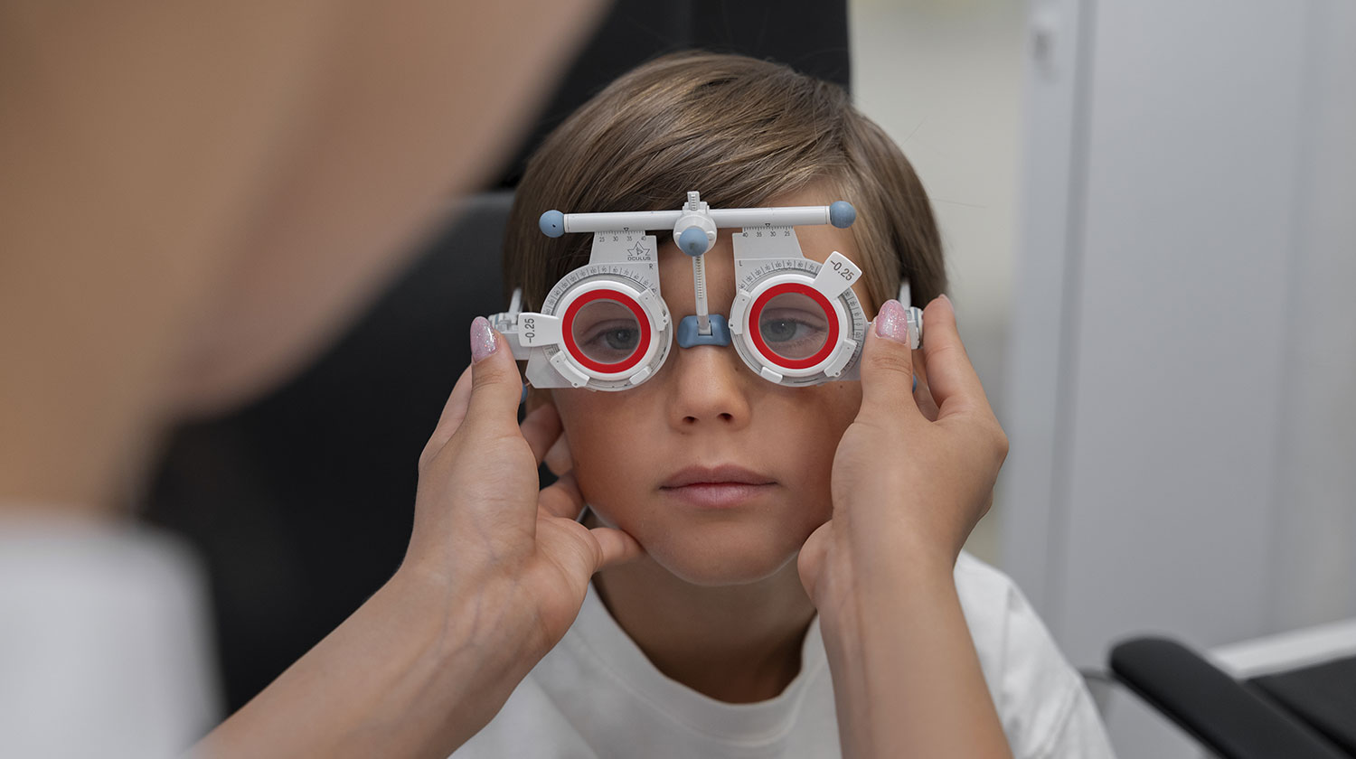 Bukan Cuma Lansia! Kenali Penyebab dan Tanda-Tanda Rabun Dekat pada Anak-Anak